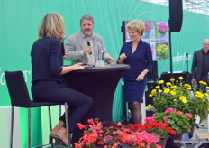 Een heuse delegatie van de verdelingsafdeling van Dümmen Orange vertelt over de Pelargonium zonale Survivor Idols Rosalinda